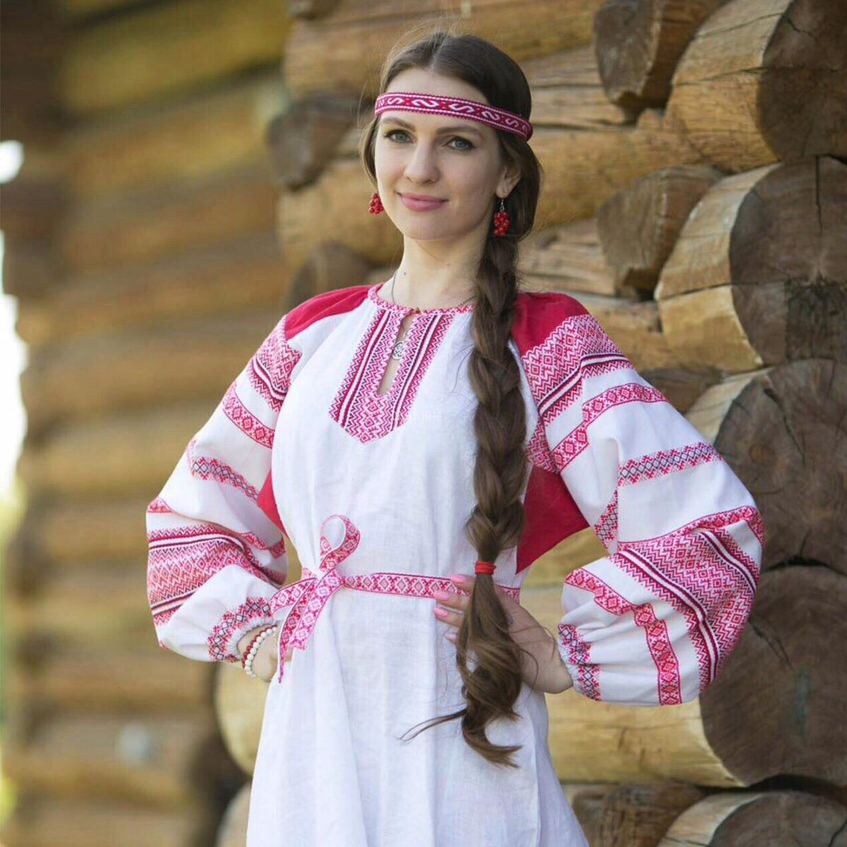 Girls in Slavic costumes brings the glow — live moments in Atlanta